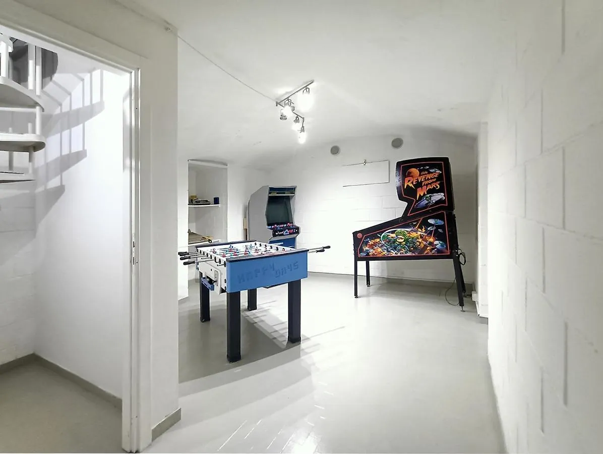 Game House In The Center kontakter